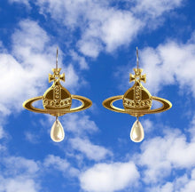Load image into Gallery viewer, Queen Orbs earrings
