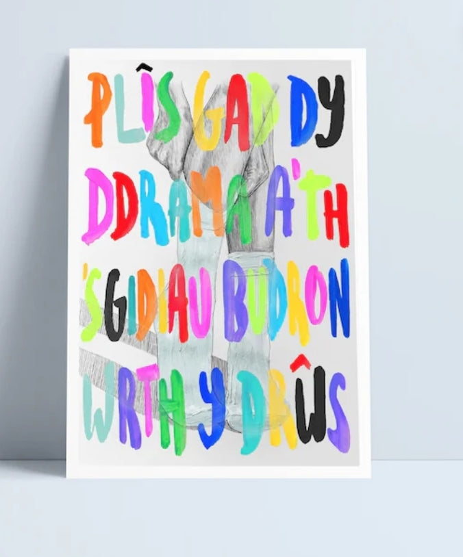 Plîs gad dy ddrams a'th 'sgidiau budron wrth y drŵs