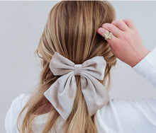 Load image into Gallery viewer, Agnes Oversized velvet bow clips, set of 2
