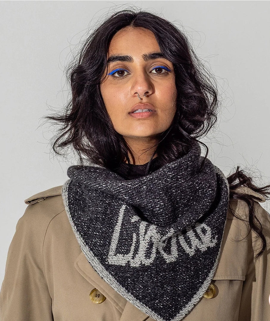 Liberté lambswool triangle scarf in Anthracite