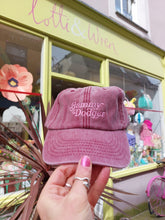 Load image into Gallery viewer, Jammy Dodger cap in vintage berry
