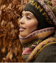 Load image into Gallery viewer, Feminist Fiadh Snood in Kelp hy Black and Beech
