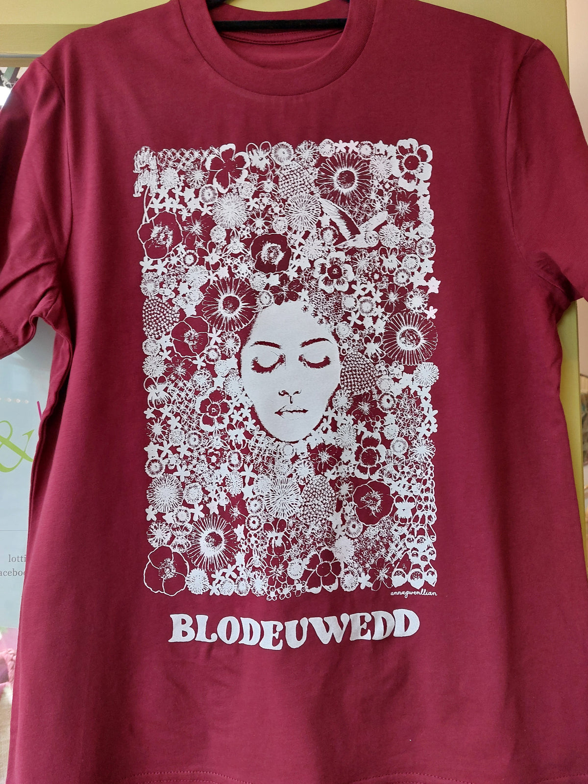 Blodeuwedd adult t-shirt in burgundy