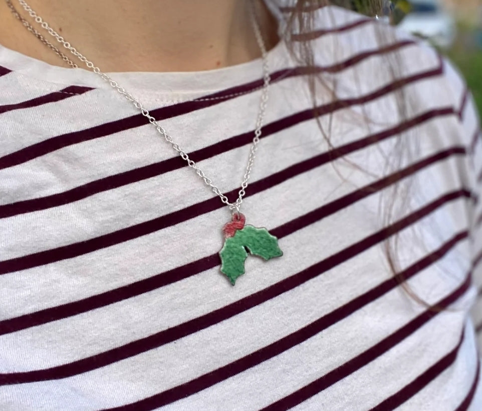 Cadwen Celyn, Holly Necklace